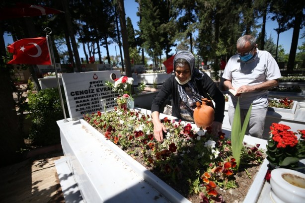 Foto - Belediye ekipleri, şehit ailesini özel izinle oğullarının mezarına götürdü
