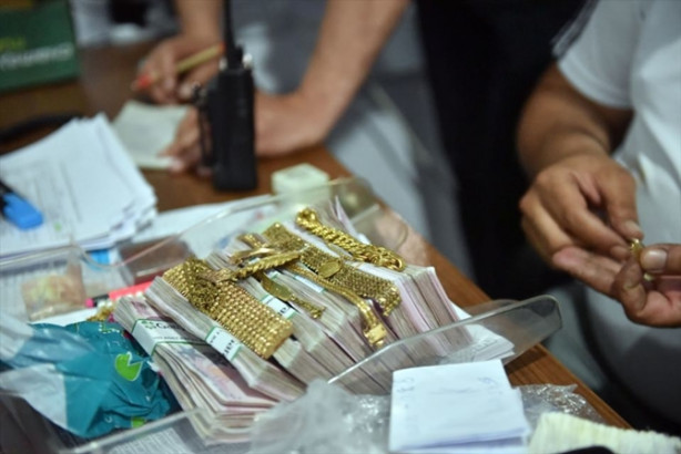 Foto - Belediye otobüsünde bir servet unuttu!