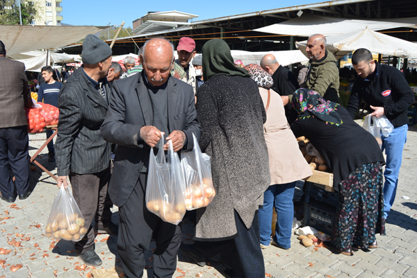 Foto - Belediye tarladan halka sebze satışı yaptı