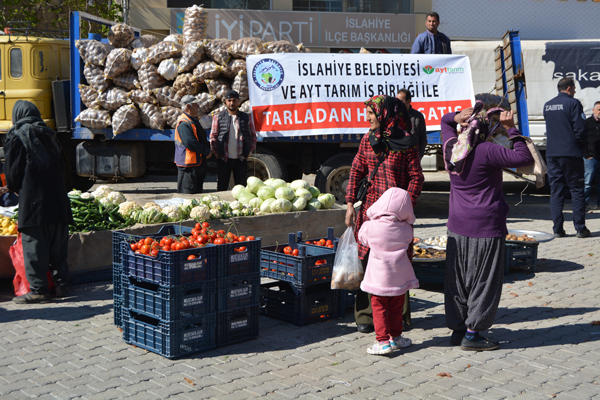 Belediye tarladan halka sebze satışı yaptı