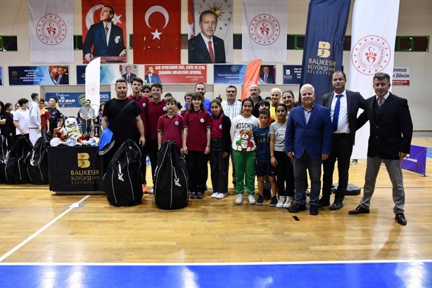 Foto - Belediyecilik örneği! Ortaokul ve liselere malzeme desteği