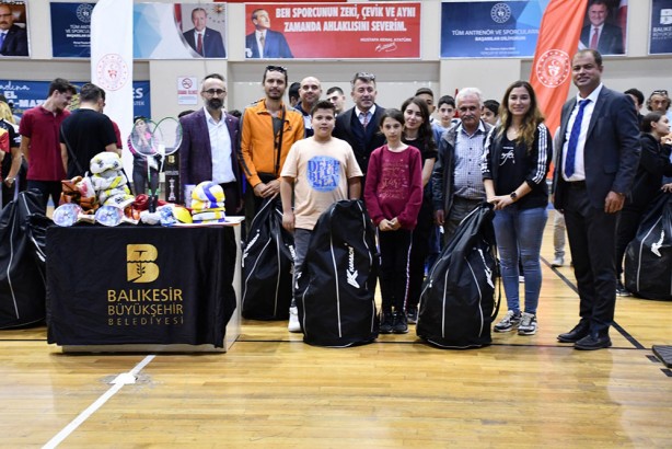 Foto - Belediyecilik örneği! Ortaokul ve liselere malzeme desteği
