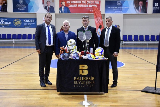 Foto - Belediyecilik örneği! Ortaokul ve liselere malzeme desteği