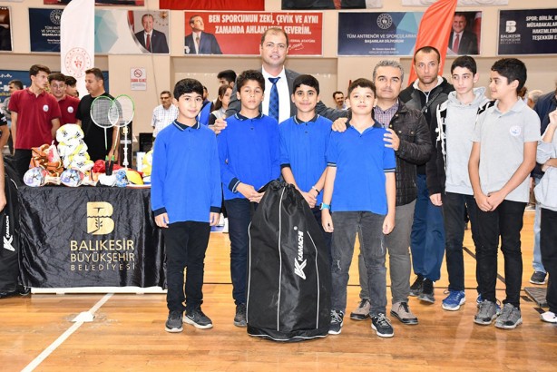 Foto - Belediyecilik örneği! Ortaokul ve liselere malzeme desteği