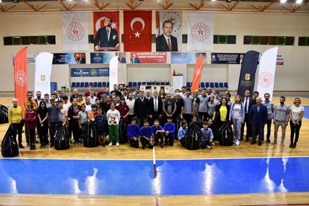 Belediyecilik örneği! Ortaokul ve liselere malzeme desteği