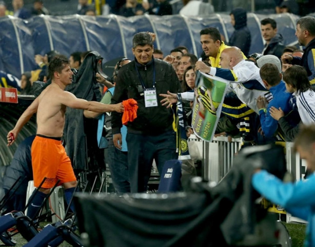 Foto - Belözoğlu bir anda taraftara yöneldi!