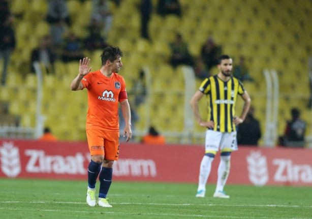 Belözoğlu bir anda taraftara yöneldi!