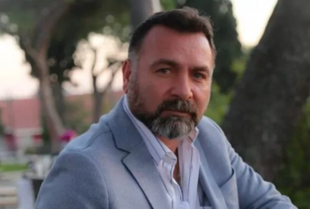 Foto - Ben Bu Cihana Sığmazam dizisinin Cezayir'i Oktay Kaynarca’nın kardeşini gören şaştı kaldı! Resmen kopyası