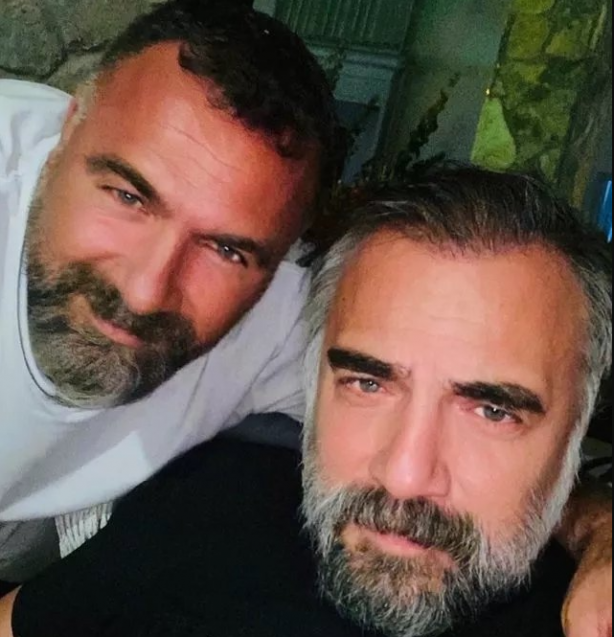 Foto - Ben Bu Cihana Sığmazam dizisinin Cezayir'i Oktay Kaynarca’nın kardeşini gören şaştı kaldı! Resmen kopyası