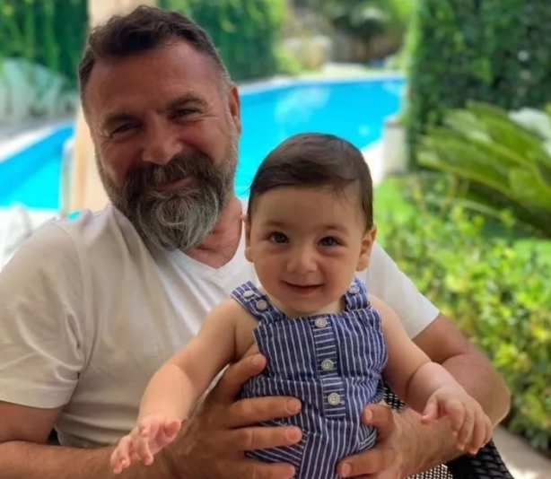 Foto - Ben Bu Cihana Sığmazam dizisinin Cezayir'i Oktay Kaynarca’nın kardeşini gören şaştı kaldı! Resmen kopyası