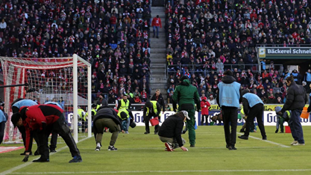 Foto - Benzeri görülmemiş protesto! Sahaya bakın ne attılar