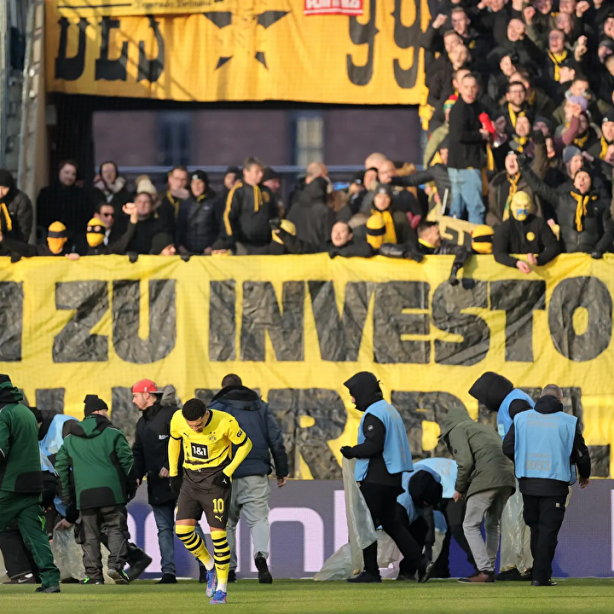 Foto - Benzeri görülmemiş protesto! Sahaya bakın ne attılar