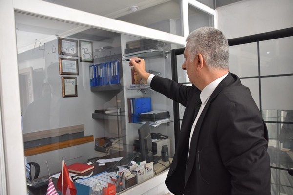 Foto - Benzeri olmayan olay! AK Partili aday esnafın camına bakın ne yazdı