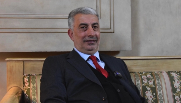 Benzeri olmayan olay! AK Partili aday esnafın camına bakın ne yazdı