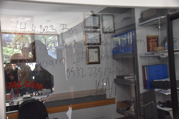 Foto - Benzeri olmayan olay! AK Partili aday esnafın camına bakın ne yazdı