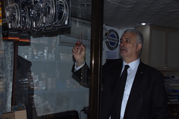 Foto - Benzeri olmayan olay! AK Partili aday esnafın camına bakın ne yazdı