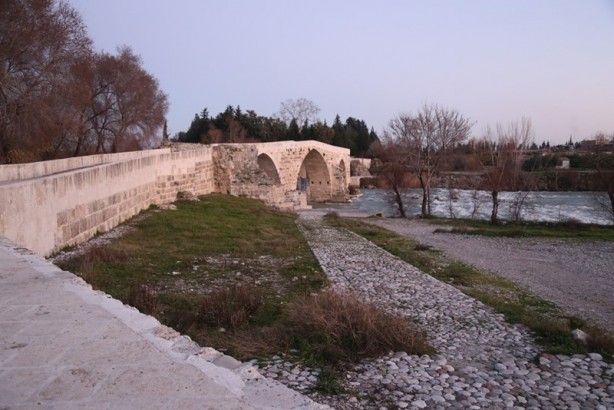 Foto - Benzersiz yapısıyla tarihi Aspendos Köprüsü
