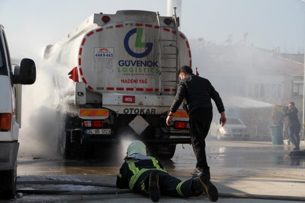 Foto - Benzin istasyonuna giren tır bomba gibi patladı!