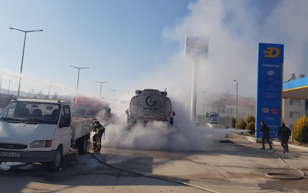 Foto - Benzin istasyonuna giren tır bomba gibi patladı!
