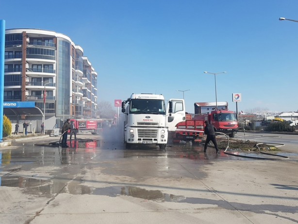 Foto - Benzin istasyonuna giren tır bomba gibi patladı!