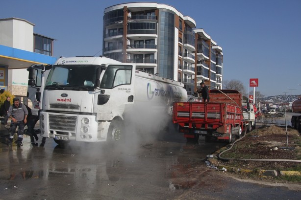 Foto - Benzin istasyonuna giren tır bomba gibi patladı!