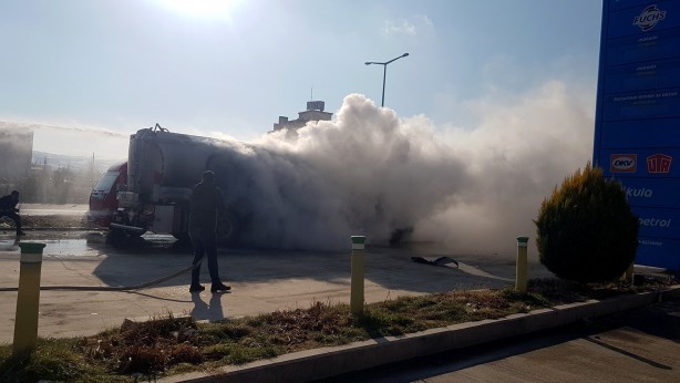 Benzin istasyonuna giren tır bomba gibi patladı!