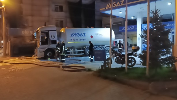 Foto - Benzin istasyonunda faciadan dönüldü! Tanker bir anda alev aldı