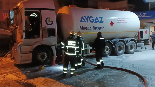 Foto - Benzin istasyonunda faciadan dönüldü! Tanker bir anda alev aldı