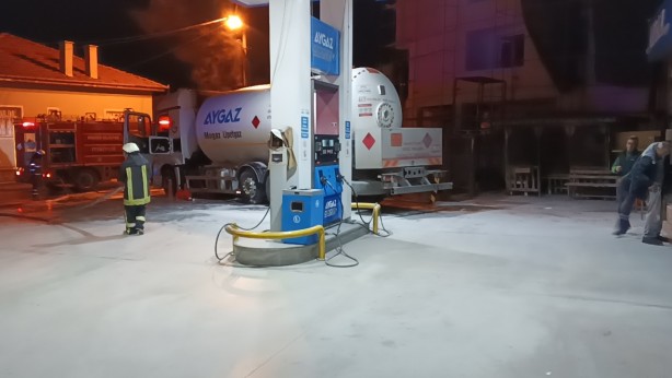 Foto - Benzin istasyonunda faciadan dönüldü! Tanker bir anda alev aldı