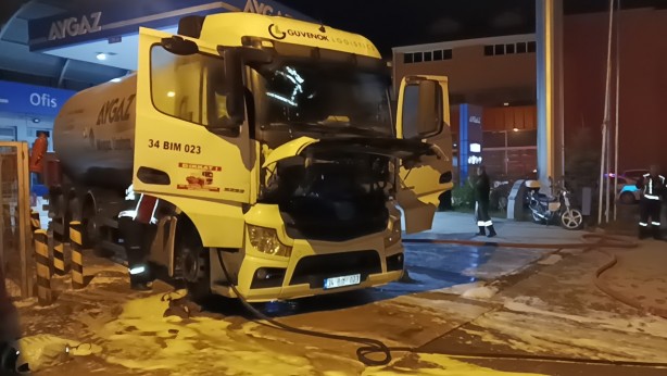 Foto - Benzin istasyonunda faciadan dönüldü! Tanker bir anda alev aldı