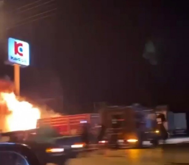 Foto - Benzin istasyonundaki tır alev topuna dönüştü