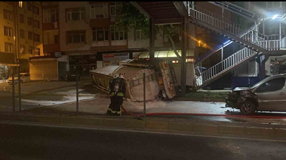 Foto - Benzin tankeri kaza yapınca çevredeki evler tahliye edildi! Onlarca araç hurdaya döndü