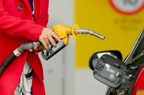 Foto - Benzine büyük indirim