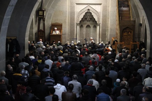 Foto - Berat Kandili yurt genelinde dualarla idrak edildi