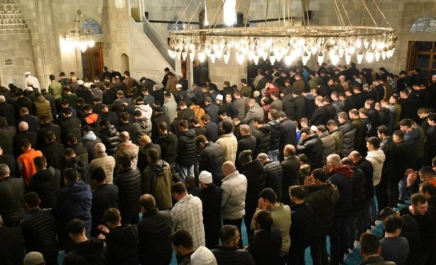 Foto - Berat Kandili yurt genelinde dualarla idrak edildi