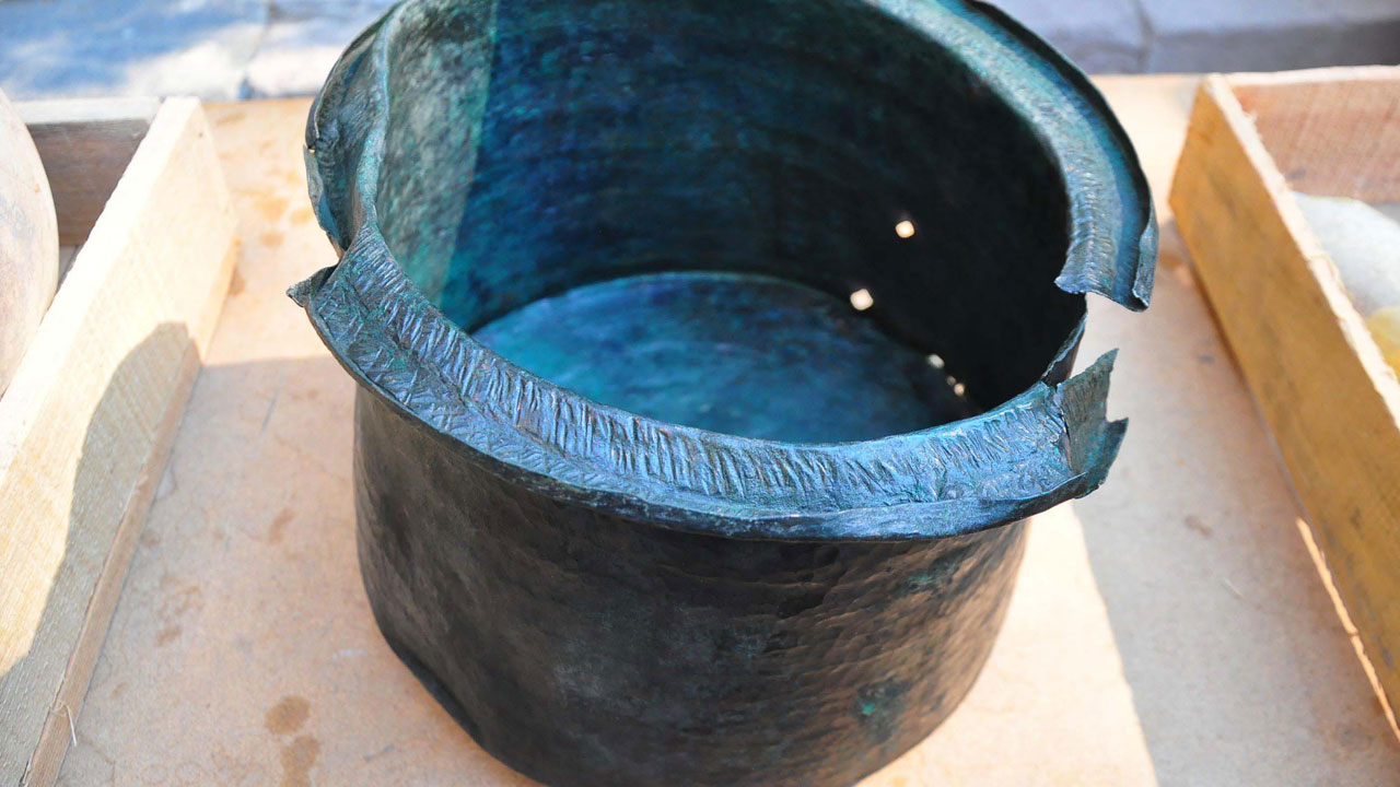 Bergama’da 1400 yıllık bronz kazan! Günümüzle neredeyse aynı işçilik