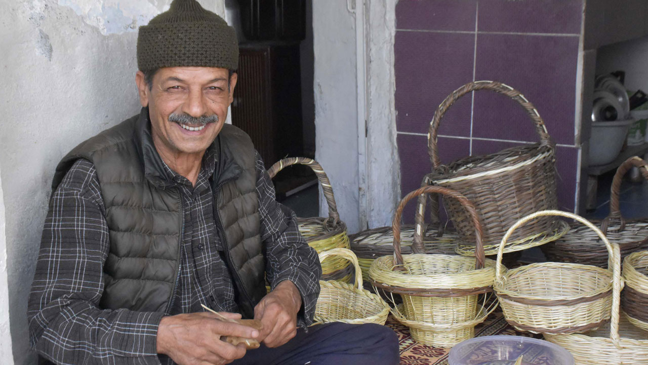 Bergama'nın son sepet ustası: 60 yıllık gelenek yok olmasın diye direniyor