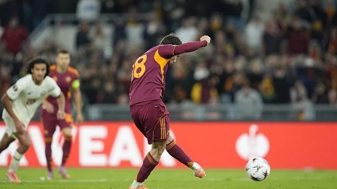 Foto - Berke Özer tarihe geçti! 3 penaltıyı da kurtardı, Roma şok yaşadı