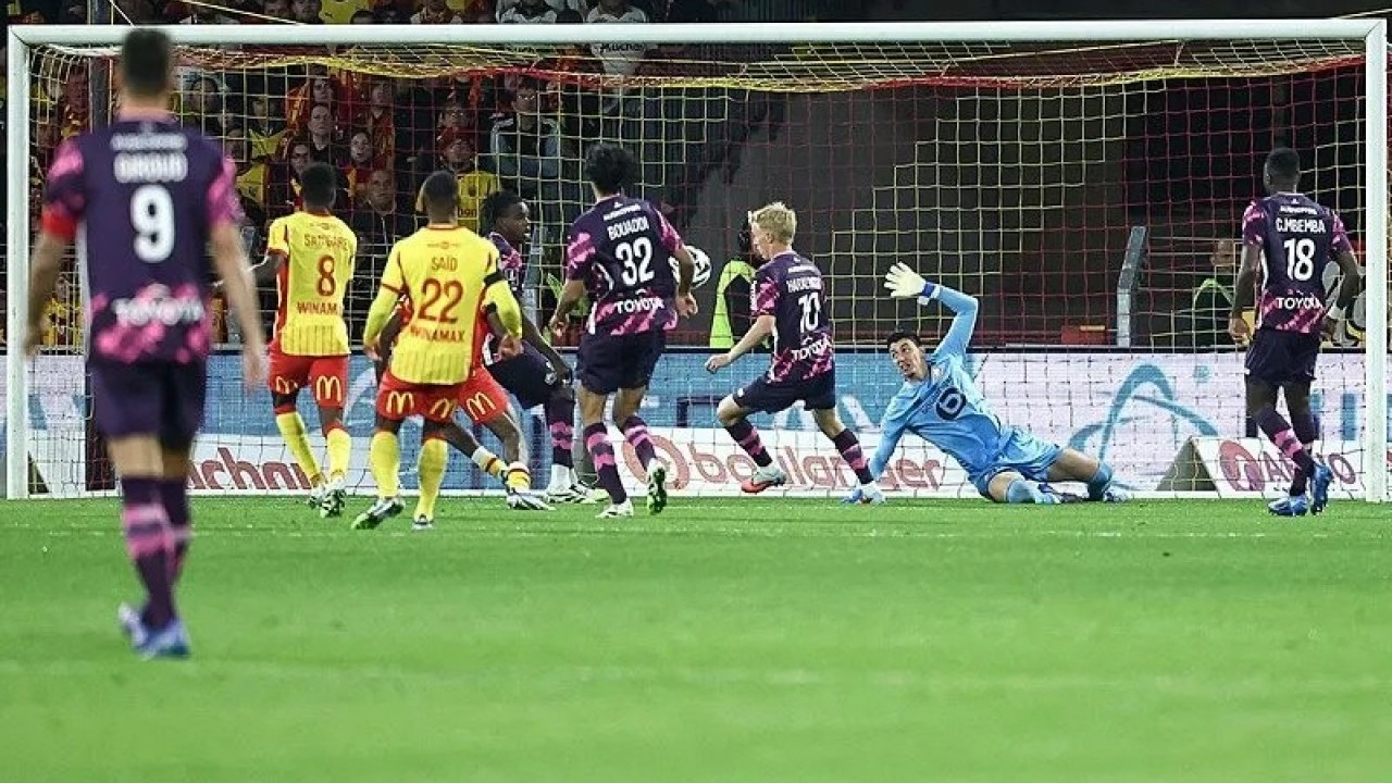 Foto - Berke Özer tarihe geçti! 3 penaltıyı da kurtardı, Roma şok yaşadı