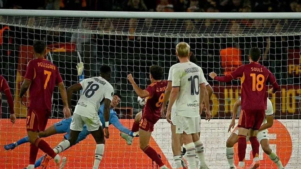 Foto - Berke Özer tarihe geçti! 3 penaltıyı da kurtardı, Roma şok yaşadı