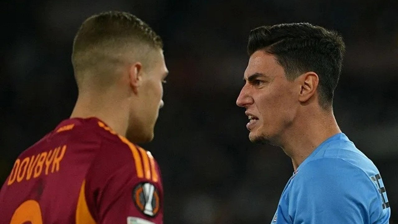 Berke Özer tarihe geçti! 3 penaltıyı da kurtardı, Roma şok yaşadı