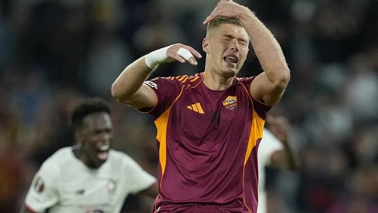 Foto - Berke Özer tarihe geçti! 3 penaltıyı da kurtardı, Roma şok yaşadı