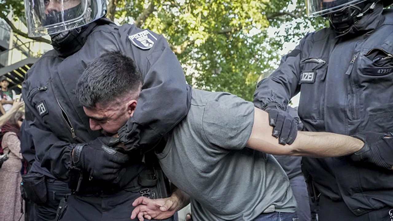 Foto - Berlin'de polis Filistin'e destek gösterisine saldırdı!