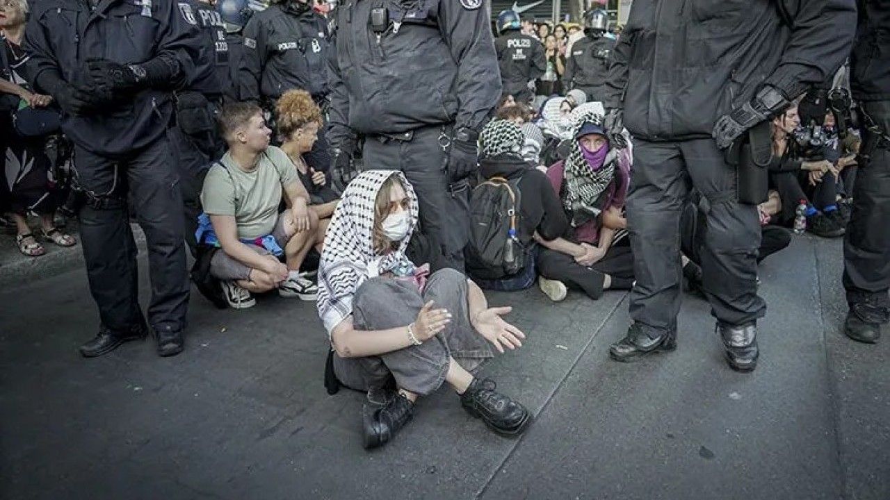 Foto - Berlin'de polis Filistin'e destek gösterisine saldırdı!