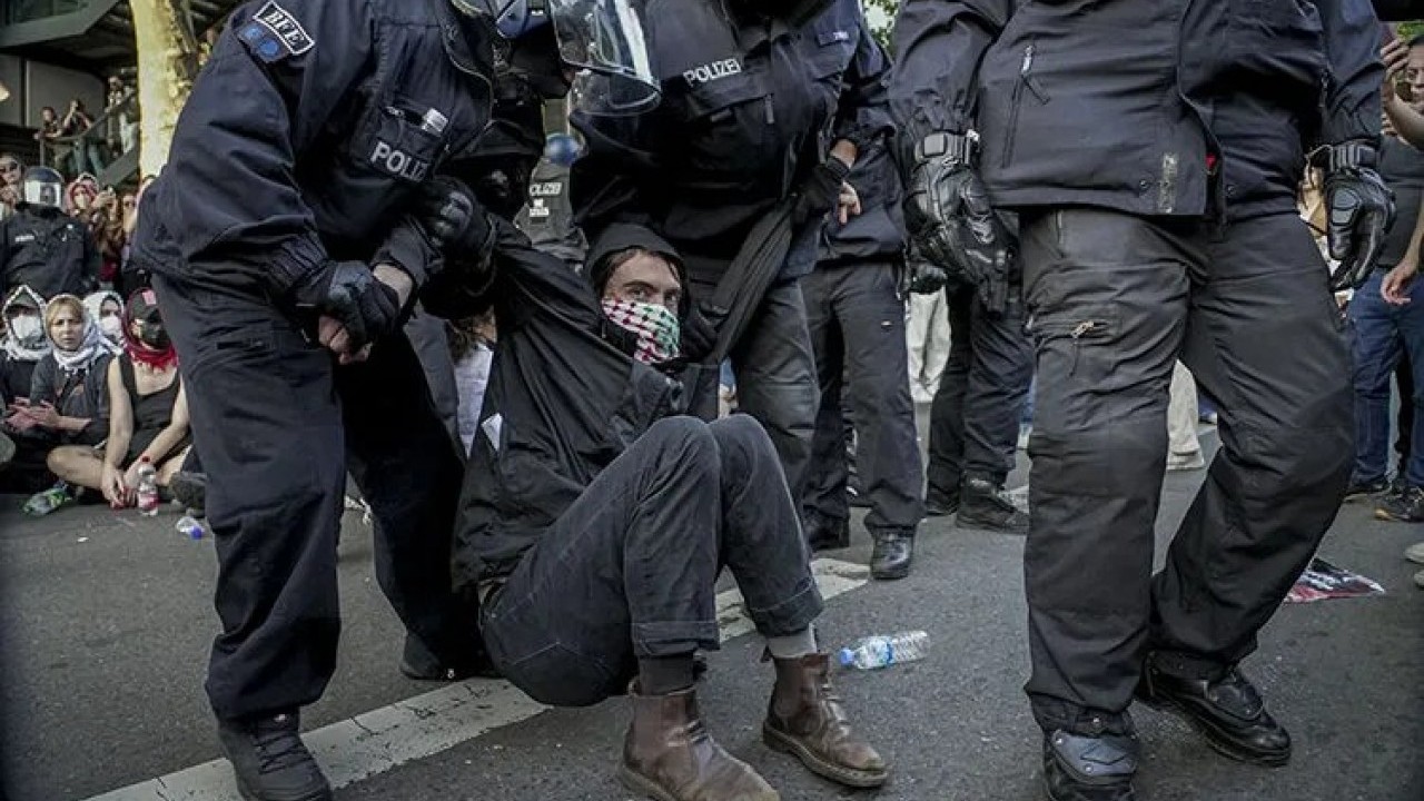 Foto - Berlin'de polis Filistin'e destek gösterisine saldırdı!