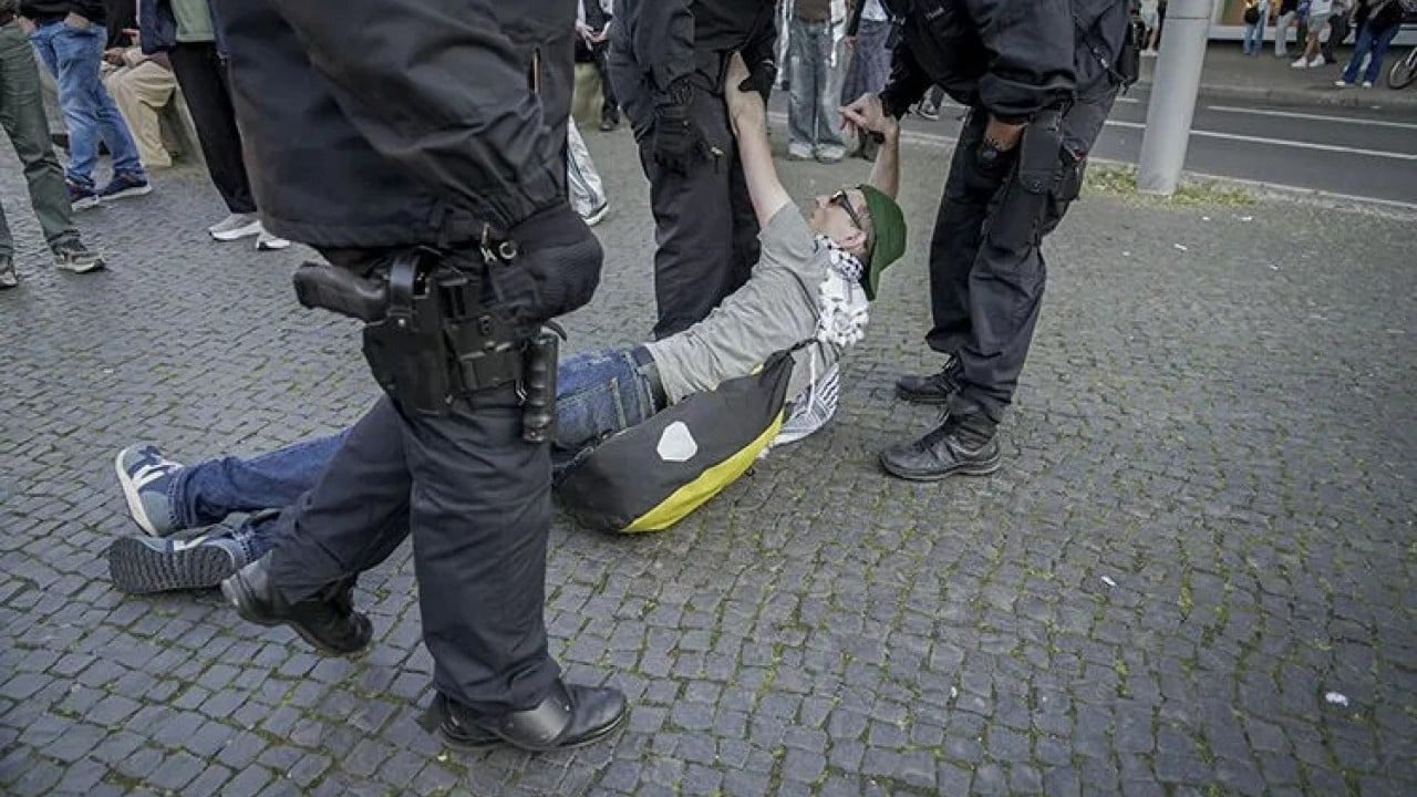 Berlin'de polis Filistin'e destek gösterisine saldırdı!