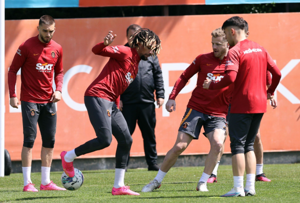 Foto - Beşiktaş derbisi hazırlıklarını sürdüren Galatasaray savunma ve hücum çalıştı