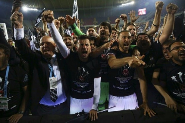 Foto - Beşiktaş ezeli rakiplerini geçemedi!