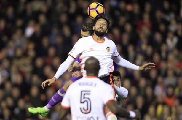 Foto - Beşiktaş ezeli rakiplerini geçemedi!