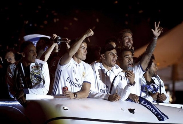 Foto - Beşiktaş ezeli rakiplerini geçemedi!